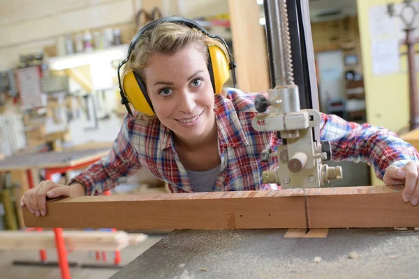 Lächelnde Tischlerin in ihrer Werkstatt — Stockfoto