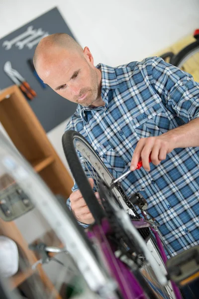 Homme mécanicien de vélo réparation de vélos — Photo