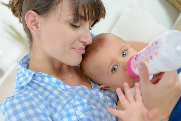 Mãe dá para beber água bebê de garrafa — Fotografia de Stock