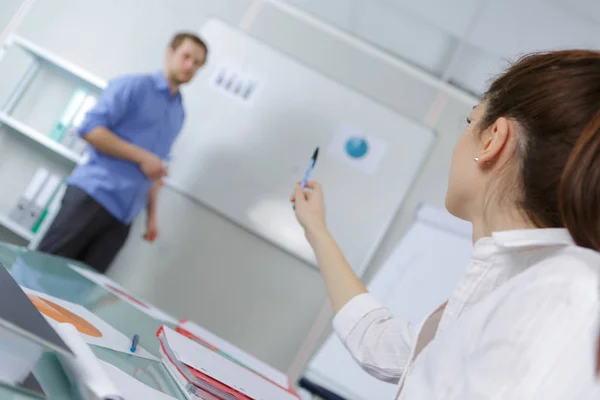 Professor e aluno em uma classe — Fotografia de Stock