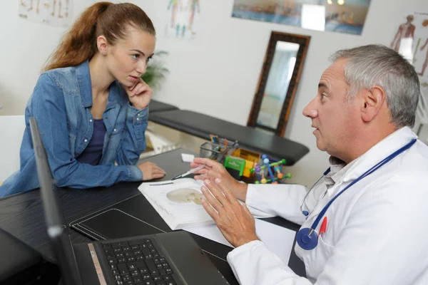 Läkare och patient i diskussion — Stockfoto