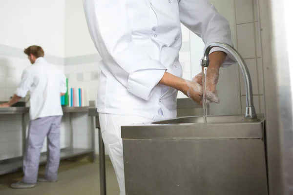 Pracovník kuchyně mytí rukou — Stock fotografie