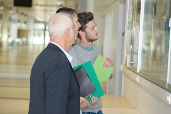 Mensen kijken naar een sculptuur — Stockfoto