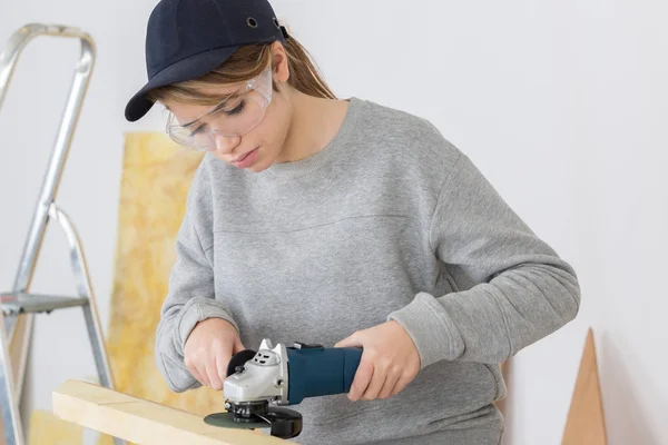 Holzarbeiter bei der Arbeit und bei der Arbeit — Stockfoto