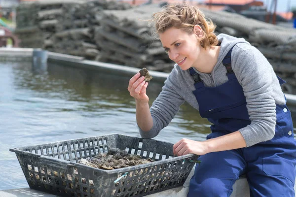 Female seafood harvesting of fishermen marine — Stock Photo, Image