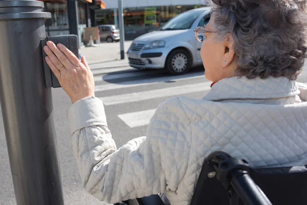 Senior femme veut traverser la rue — Photo