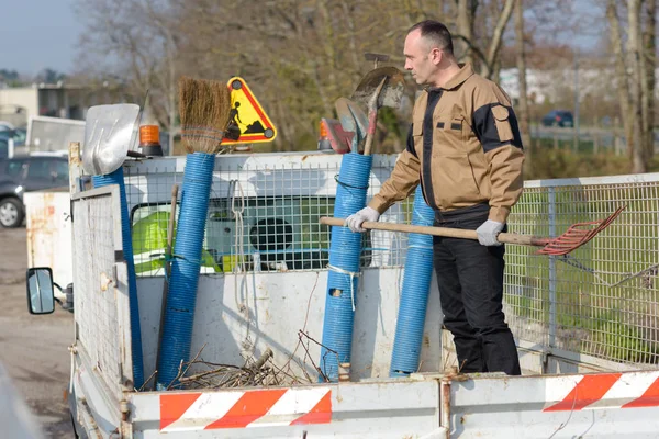 Renhållningsarbetare collector lastning lastbil — Stockfoto