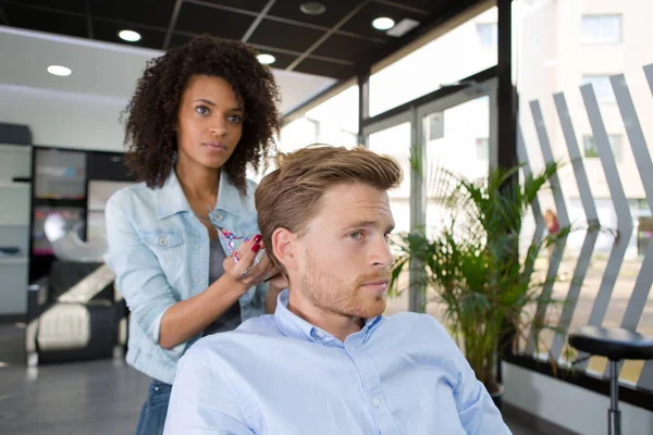 La longitud correcta del cabello — Foto de Stock