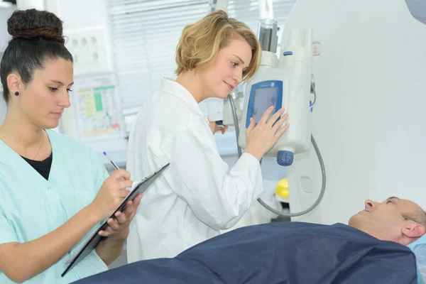 Ärzte geben Patienten ein Rezept — Stockfoto