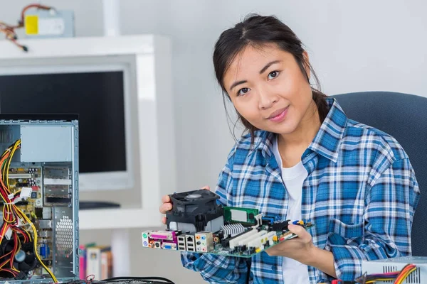 Femme réparer un ordinateur au travail — Photo