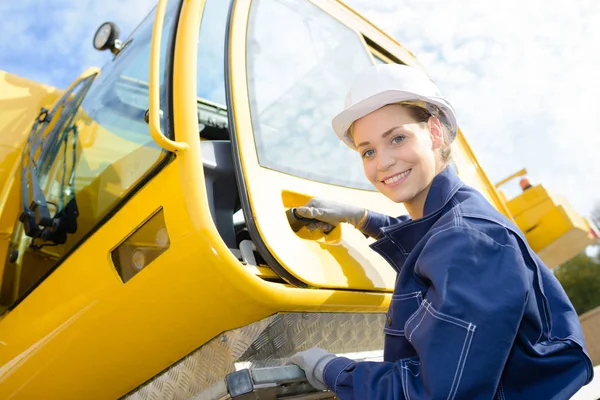 Werkneemster krijgen in de cabine van de kraan — Stockfoto