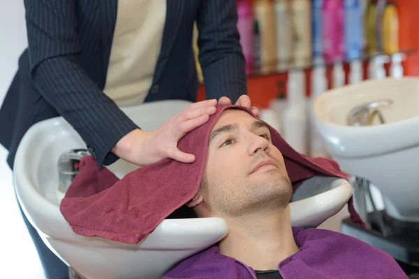 Kadeřník ručník sušení mužovy vlasy — Stock fotografie