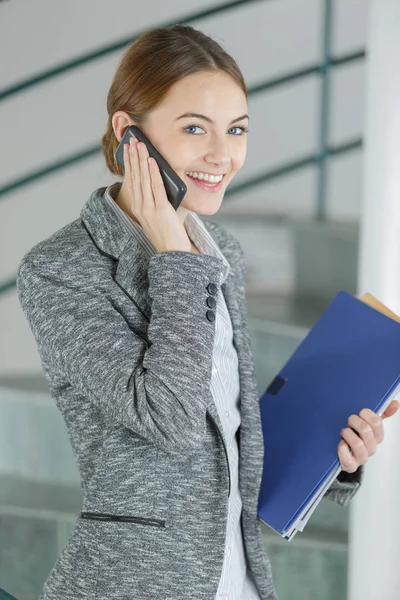 Kobieta, profesjonalny, rozmawia przez telefon komórkowy — Zdjęcie stockowe