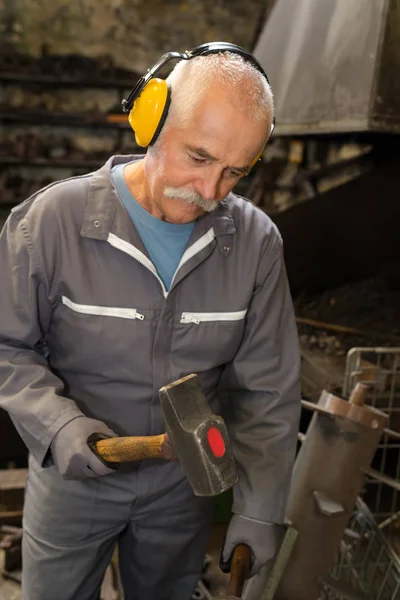 Forge för hand och metall — Stockfoto