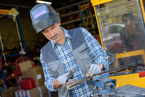 Homem de soldagem e homem — Fotografia de Stock