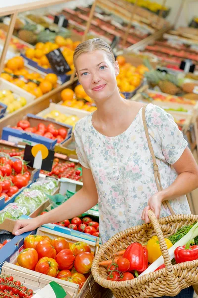Senhora em mercearias escolhendo frutas e legumes — Fotografia de Stock
