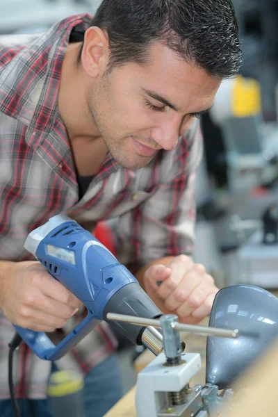 Lavoratore che utilizza una pistola termica — Foto Stock