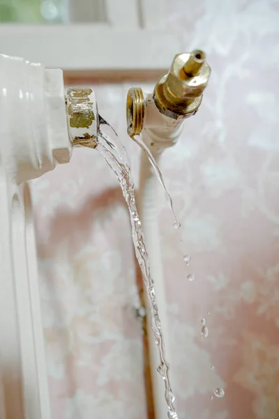 Tubo rotto dal radiatore, acqua che perde — Foto Stock