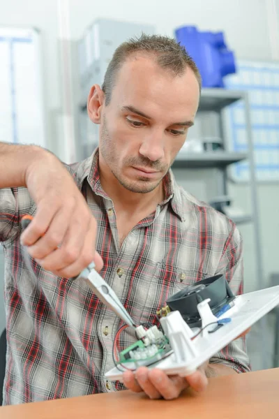 Elektricien met behulp van een paar Tang — Stockfoto