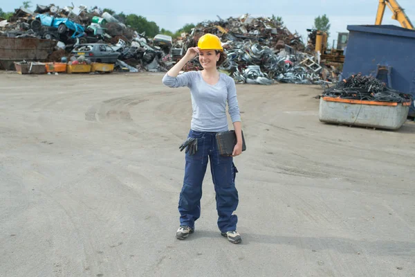 Heureux gestionnaire de chantier de ferraille posant — Photo