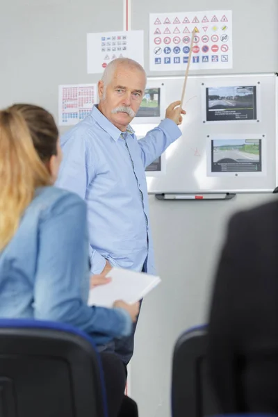 Instructeur de conduite dans sa classe — Photo