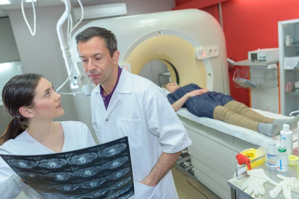Bilgisayarlı Tomografi muayene ve MRI — Stok fotoğraf