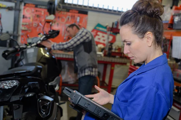 Meccanico e tecnico per la riparazione di moto — Foto Stock