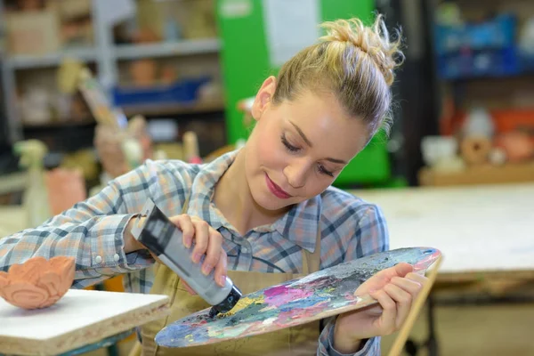 Palet voor schilderij op tafel — Stockfoto