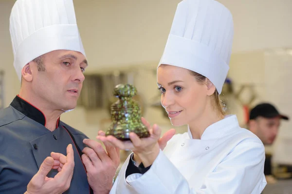 Meisje in opleiding kookles met chef-kok — Stockfoto