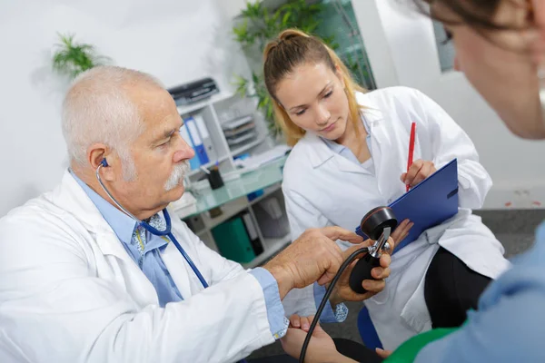 Yeni işe alınan doktor asistanı — Stok fotoğraf