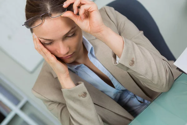 Junge Geschäftsfrau hat Kopfschmerzen wegen der harten Arbeit — Stockfoto