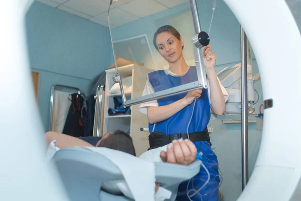 Radiologe positioniert Glasscheibe neben Patient — Stockfoto