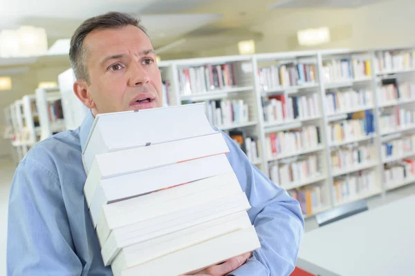 Terfi pek çok kitap tutan mücadele işadamı dilek — Stok fotoğraf