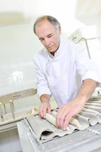 Preparación de baguettes para el horno —  Fotos de Stock