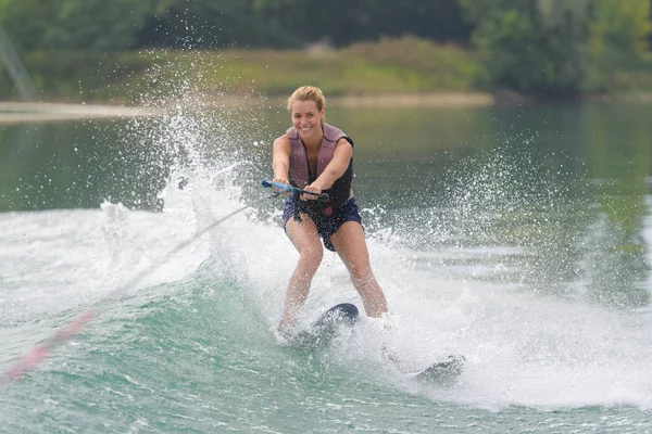 Chica joven esquí acuático en un curso de slalom —  Fotos de Stock