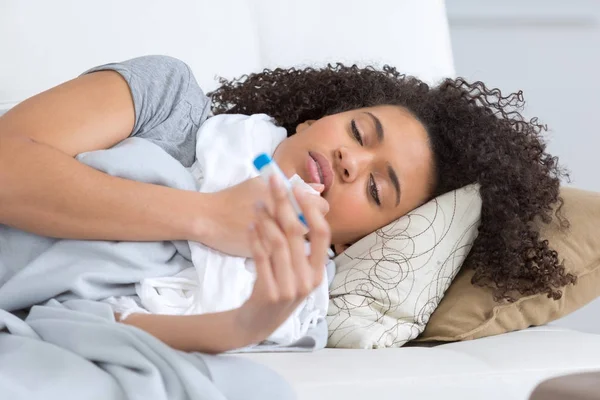 Hasta bir kadın kanepe — Stok fotoğraf