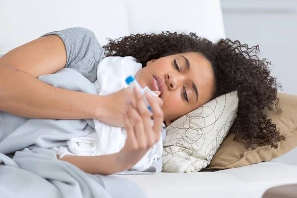 Mujer enferma en el sofá — Foto de Stock