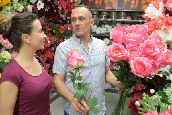 Mensen winkelen verkoop bloemschikken en consumentisme concept — Stockfoto