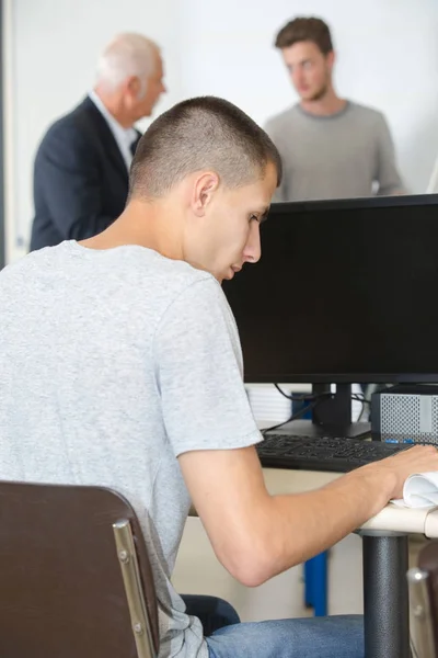 Computerraum und Computer — Stockfoto