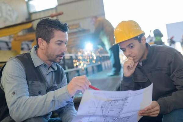 Промышленный инженер показывает план своему менеджеру — стоковое фото