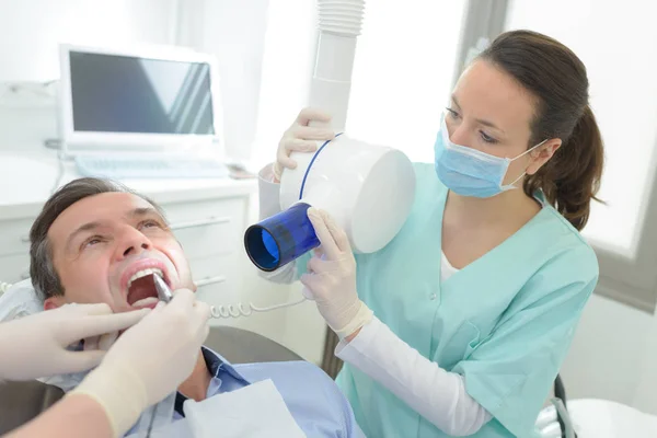 Odontólogos haciendo un escáner de rayos X consultorio dental — Foto de Stock