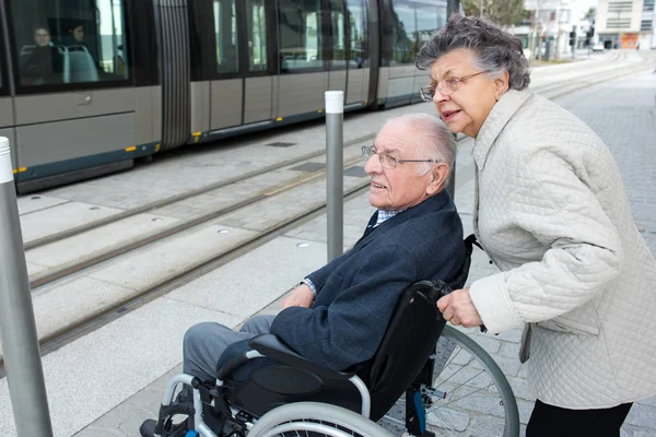 Tekerlekli sandalyedeki yaşlı çift — Stok fotoğraf