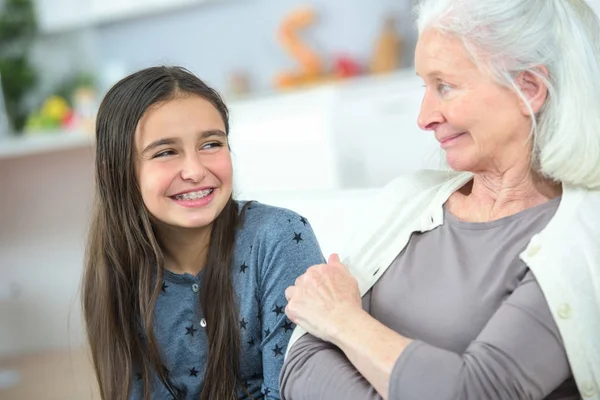 Mormor och barnbarn och grand — Stockfoto