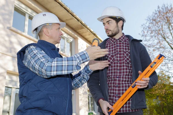 Tuttofare e capo in piedi fuori casetta da giardino con attrezzi — Foto Stock