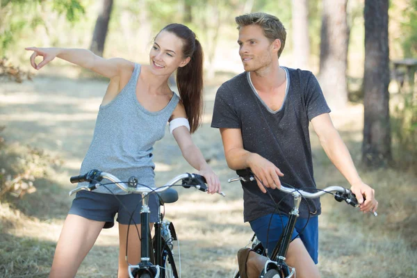 Ungt par på en cykel — Stockfoto
