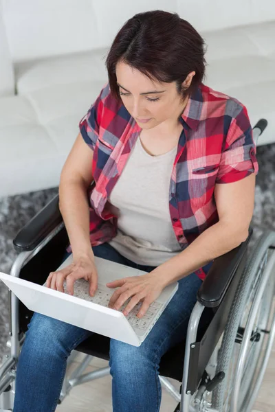 Mujer discapacitada navegando en internet en casa — Foto de Stock