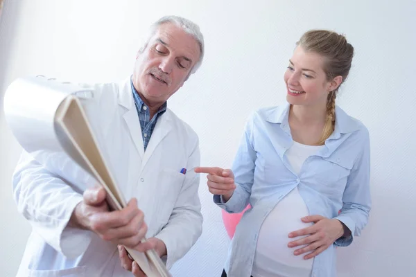 怀孕的妇女与她的医生在诊所 — 图库照片