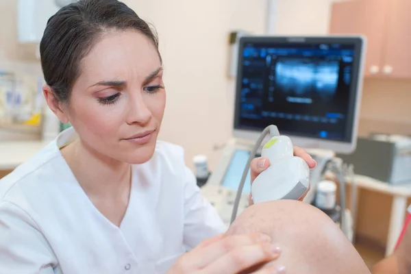 Joven médico examinando pacientes ancianos hernia en la ecografía — Foto de Stock