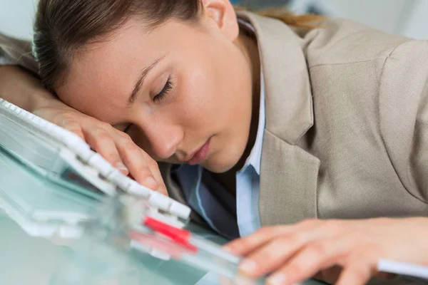 Empresaria durmiendo una siesta — Foto de Stock