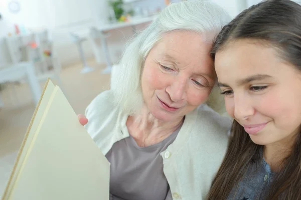 Showing the album and recreation — Stock Photo, Image